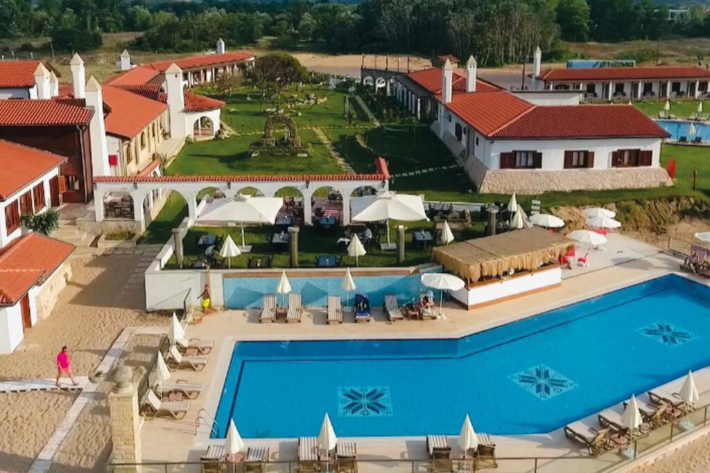 Relaxing pool area with an infinity edge, merging seamlessly with the blue waters of Sile Beach